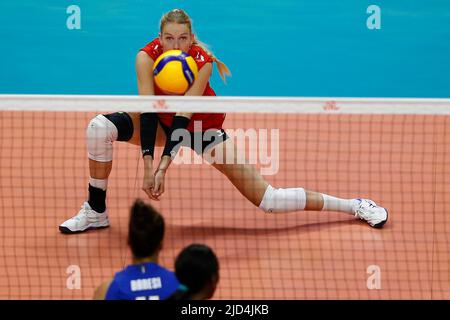 Brasilia, Brasilien. 17.. Juni 2022. Alsmeier Lina aus Deutschland spielt am 17. Juni 2022 beim Spiel der FIVB Volleyball Nations League Women Pool 3 zwischen Italien und Deutschland in Brasilia, Brasilien. Quelle: Lucio Tavora/Xinhua/Alamy Live News Stockfoto