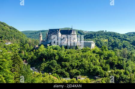 Luftaufnahme von Schloss Vianden, Kanton Vianden, Großherzogtum Luxemburg, Europa Stockfoto