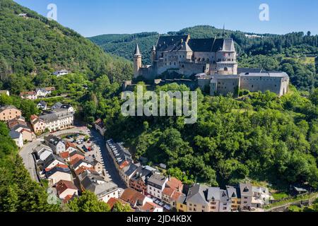 Luftaufnahme von Schloss Vianden, Kanton Vianden, Großherzogtum Luxemburg, Europa Stockfoto