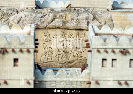 Hittiten-Schnitzereien am Yazilikaya-Felstempel im Miniatürk-Park von Istanbul, Türkei. Stockfoto