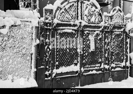 Eisentore mit Schnee bedeckt, Wintersaison, Stockfoto