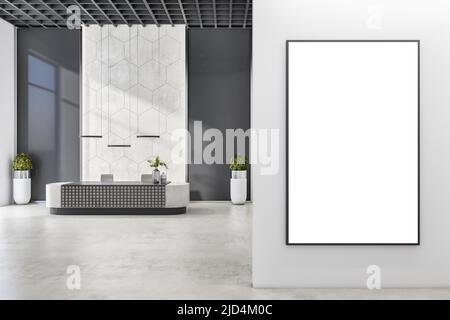 Weißes Poster in schwarzem Rahmen an der hellen Wand im Rezeptionsbereich mit stilvollem Tisch, Marmorboden und hoher Decke. 3D Rendering, Mockup Stockfoto