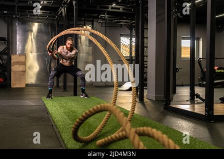 Seil Lager Fitness Green man Gras Training Fitness-Studio muskulös jung, für starke Kraft aus der körperlichen durch gesunde Aktivität, Person Muskel. Kreuz Stockfoto