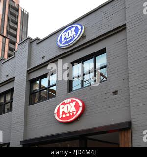 Beleuchtete Fox Sports- und Fox Footy-Logos über dem Eingang zu den Melbourne Studios beider Kabel-TV-Sportsender Stockfoto