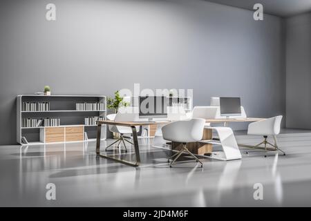 Moderner, geräumiger Bürosaal mit weißen Coworking-Plätzen und Holzregalen auf grauem, glänzendem Boden. 3D Rendern Stockfoto