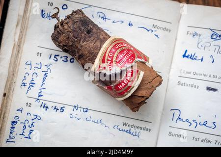 Wisborough Green, Juni 10. 2022: Eine Zigarre, die 1963 von Sir Winston Churchill auf einem Flug nach Nizza geraucht wurde, wird bei Bellman's Auctioneers in West zum Verkauf angeboten Stockfoto