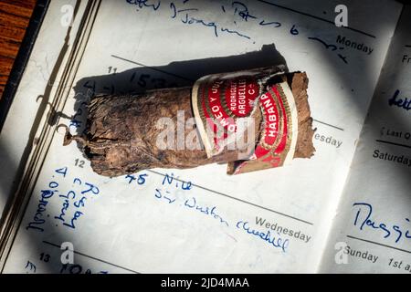 Wisborough Green, Juni 10. 2022: Eine Zigarre, die 1963 von Sir Winston Churchill auf einem Flug nach Nizza geraucht wurde, wird bei Bellman's Auctioneers in West zum Verkauf angeboten Stockfoto