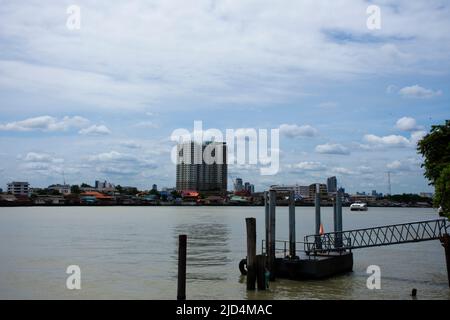 Landschaft ansehen Stadtbild Vintage House Retro-Haus und modernes Gebäude und Lebensstil der thailänder am chao phraya Flussufer und Hafen von Wa Stockfoto