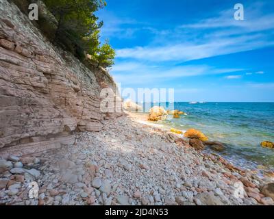 Seascape Mountain Conero Nationalpark, Blick auf den Sassi Neri Strand - schwarzer Steinstrand, Adriaküste, Sirolo, Marken, Italien, Europa Stockfoto