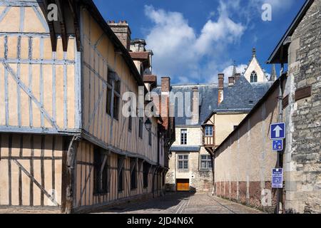 TROYES, FRANKREICH - 10.. APRIL 2022: Fachwerkhäuser in einer gepflasterten Straße Stockfoto