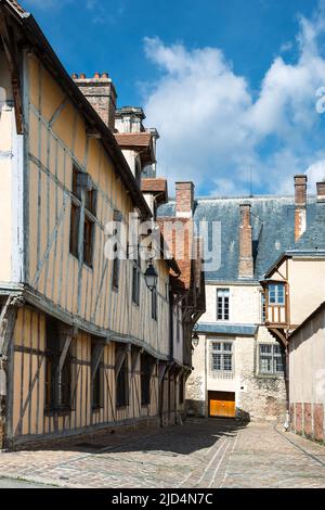 TROYES, FRANKREICH - 10.. APRIL 2022: Fachwerkhäuser in einer gepflasterten Straße Stockfoto