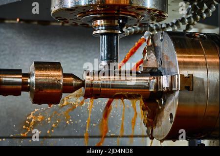 Drehmaschine arbeitet mit Metallteil in der Werkstatt Stockfoto