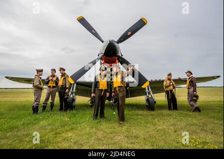 London, Großbritannien. 18.. Juni 2022. Spirit of Britain reenactors dressed as American WW2 Flying Crew witn a North American TF-51D Mustang ‘Contraress Mary' - The Duxford Summer Air Show at the Imperial war Museum (IWM) Duxford. Kredit: Guy Bell/Alamy Live Nachrichten Stockfoto