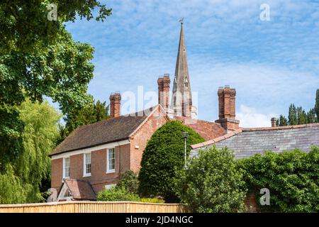 Dorf Baughurst mit dem Glockenturm der St. Stephen's Church, Hampshire, England, Großbritannien Stockfoto