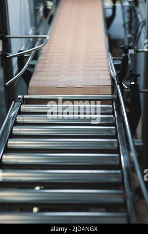 Transportband mit Metallrollen in Werkstatt leeren Stockfoto