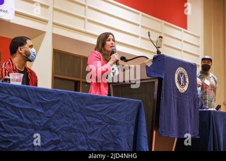 Chicago, USA. 17.. Juni 2022. Die Gewerkschaftsführerin Michelle Eisen von Starbucks, Workers United, spricht während der Konferenz von Labor Notes in Chicago. Kredit: SOPA Images Limited/Alamy Live Nachrichten Stockfoto