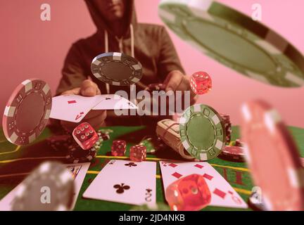 Casino Poker Spiel mit Zubehör am Spieltisch Stockfoto