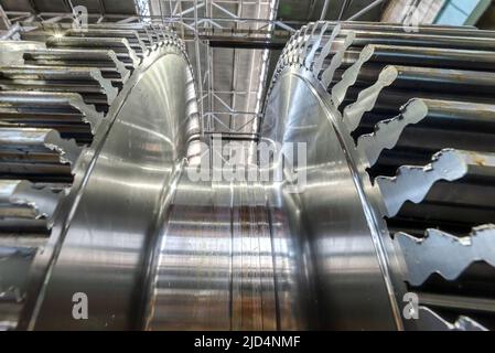 Metallschaft der Dampfturbine ohne Rotorblätter in der Werkstatt Stockfoto