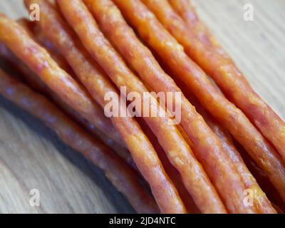 Kabanos, auch bekannt als Cabanossi oder Kabana, ist eine lange, dünne, trockene Wurst, die normalerweise aus Schweinefleisch hergestellt wird und aus Polen stammt. Sie sind rauchig im Geschmack, ein Stockfoto