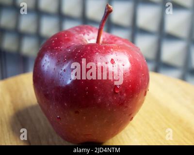 Ein großer roter Apfel. Wassertropfen auf einer Apfelschale. Apfel der Sorte Red Chief. Stockfoto