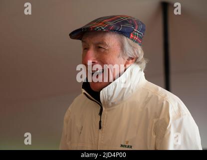 18.. Juni 2022. Thirlestane Castle, Lauder, Scottish Borders. Sir Jackie Stewart OBE im Bild mit Edward Maitland-Carew, der die Veranstaltung in seinem Familienhaus Thirlestane Castle organisiert hat. BILDUNTERSCHRIFT Sir Jackie Stewart OBE ist vor dem Thirlestane Castle in den Scottish Borders mit seiner legendären Matra MS-80 02 aus dem Jahr 1969 zu sehen, die ihn zu seinem ersten Formel-1-Titel brachte. Der Flying Scot ist zu Schottlands größtem neuen Motorsportevent, dem Sir Jackie Stewart Classic, zurückgekehrt, das an diesem Wochenende (18.. Und 19.. Juni) von Rolex präsentiert wird. Es wird ein spannendes Wochenende für begeisterte Motorfahrer Stockfoto