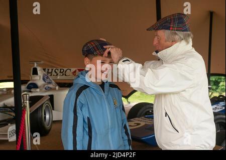 Kostenlose Erstnutzung für diese Geschichte. 18.. Juni 2022. Thirlestane Castle, Lauder, Scottish Borders. Sir Jackie Stewart im Bild mit dem jungen Motorsport-Fan Kyle Fenwick-Taylor, 11 aus Hawick. Sir Jackie ließ Kyle eine seiner berühmten Tartan Caps anprobieren, während er sich seine Rennwagen ansah. Sir Jackie Stewart OBE im Bild mit Edward Maitland-Carew, der die Veranstaltung in seinem Familienhaus Thirlestane Castle organisiert hat. BILDUNTERSCHRIFT Sir Jackie Stewart OBE ist vor dem Thirlestane Castle in den Scottish Borders mit seiner legendären Matra MS-80 02 aus dem Jahr 1969 zu sehen, die ihn zu seinem ersten Formel-1-Titel brachte. Das Flyi Stockfoto