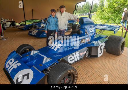 Kostenlose Erstnutzung für diese Geschichte. 18.. Juni 2022. Thirlestane Castle, Lauder, Scottish Borders. Sir Jackie Stewart im Bild mit dem jungen Motorsport-Fan Kyle Fenwick-Taylor, 11 aus Hawick. Sir Jackie ließ Kyle eine seiner berühmten Tartan Caps anprobieren, während er sich seine Rennwagen ansah. Sir Jackie Stewart OBE im Bild mit Edward Maitland-Carew, der die Veranstaltung in seinem Familienhaus Thirlestane Castle organisiert hat. BILDUNTERSCHRIFT Sir Jackie Stewart OBE ist vor dem Thirlestane Castle in den Scottish Borders mit seiner legendären Matra MS-80 02 aus dem Jahr 1969 zu sehen, die ihn zu seinem ersten Formel-1-Titel brachte. Das Flyi Stockfoto