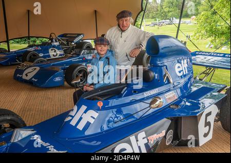 Kostenlose Erstnutzung für diese Geschichte. 18.. Juni 2022. Thirlestane Castle, Lauder, Scottish Borders. Sir Jackie Stewart im Bild mit dem jungen Motorsport-Fan Kyle Fenwick-Taylor, 11 aus Hawick. Sir Jackie ließ Kyle eine seiner berühmten Tartan Caps anprobieren, während er sich seine Rennwagen ansah. Sir Jackie Stewart OBE im Bild mit Edward Maitland-Carew, der die Veranstaltung in seinem Familienhaus Thirlestane Castle organisiert hat. BILDUNTERSCHRIFT Sir Jackie Stewart OBE ist vor dem Thirlestane Castle in den Scottish Borders mit seiner legendären Matra MS-80 02 aus dem Jahr 1969 zu sehen, die ihn zu seinem ersten Formel-1-Titel brachte. Das Flyi Stockfoto