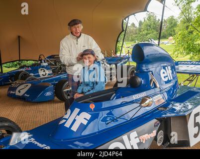 Kostenlose Erstnutzung für diese Geschichte. 18.. Juni 2022. Thirlestane Castle, Lauder, Scottish Borders. Sir Jackie Stewart im Bild mit dem jungen Motorsport-Fan Kyle Fenwick-Taylor, 11 aus Hawick. Sir Jackie ließ Kyle eine seiner berühmten Tartan Caps anprobieren, während er sich seine Rennwagen ansah. Sir Jackie Stewart OBE im Bild mit Edward Maitland-Carew, der die Veranstaltung in seinem Familienhaus Thirlestane Castle organisiert hat. BILDUNTERSCHRIFT Sir Jackie Stewart OBE ist vor dem Thirlestane Castle in den Scottish Borders mit seiner legendären Matra MS-80 02 aus dem Jahr 1969 zu sehen, die ihn zu seinem ersten Formel-1-Titel brachte. Das Flyi Stockfoto