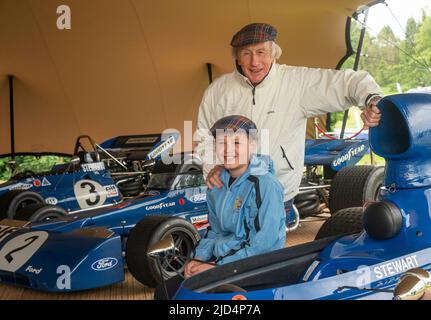 Kostenlose Erstnutzung für diese Geschichte. 18.. Juni 2022. Thirlestane Castle, Lauder, Scottish Borders. Sir Jackie Stewart im Bild mit dem jungen Motorsport-Fan Kyle Fenwick-Taylor, 11 aus Hawick. Sir Jackie ließ Kyle eine seiner berühmten Tartan Caps anprobieren, während er sich seine Rennwagen ansah. Sir Jackie Stewart OBE im Bild mit Edward Maitland-Carew, der die Veranstaltung in seinem Familienhaus Thirlestane Castle organisiert hat. BILDUNTERSCHRIFT Sir Jackie Stewart OBE ist vor dem Thirlestane Castle in den Scottish Borders mit seiner legendären Matra MS-80 02 aus dem Jahr 1969 zu sehen, die ihn zu seinem ersten Formel-1-Titel brachte. Das Flyi Stockfoto