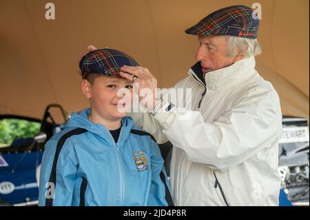 Kostenlose Erstnutzung für diese Geschichte. 18.. Juni 2022. Thirlestane Castle, Lauder, Scottish Borders. Sir Jackie Stewart im Bild mit dem jungen Motorsport-Fan Kyle Fenwick-Taylor, 11 aus Hawick. Sir Jackie ließ Kyle eine seiner berühmten Tartan Caps anprobieren, während er sich seine Rennwagen ansah. Sir Jackie Stewart OBE im Bild mit Edward Maitland-Carew, der die Veranstaltung in seinem Familienhaus Thirlestane Castle organisiert hat. BILDUNTERSCHRIFT Sir Jackie Stewart OBE ist vor dem Thirlestane Castle in den Scottish Borders mit seiner legendären Matra MS-80 02 aus dem Jahr 1969 zu sehen, die ihn zu seinem ersten Formel-1-Titel brachte. Das Flyi Stockfoto