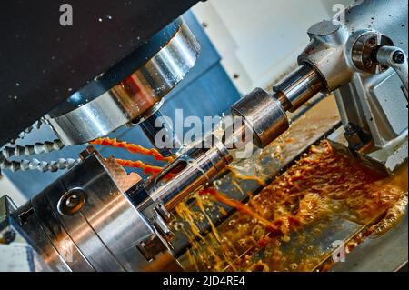 Drehmaschine arbeitet mit Metallteil in der Werkstatt Stockfoto