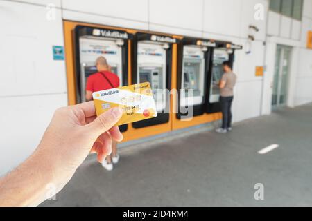 18. Mai 2022, Antalya, Türkei: Vakif türkische Bank Plastikkarte vor dem Hintergrund von Geldautomaten, in denen Kunden Geld abheben oder in den ACC einzahlen Stockfoto