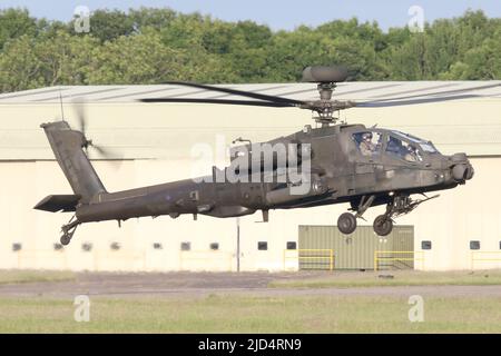 Westland Apache WAH-64D Landung auf der Start- und Landebahn auf dem Flugplatz Wattisham. Stockfoto