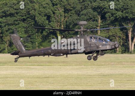 Westland Apache WAH-64D Landung auf der Start- und Landebahn auf dem Flugplatz Wattisham. Stockfoto