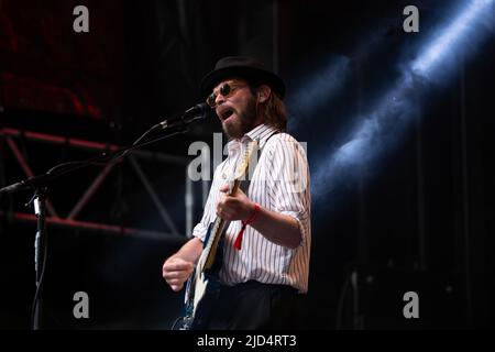 Oslo, Norwegen. 17.. Juni 2022. Die englische Rockband Supergrass spielt ein Live-Konzert während des norwegischen Musikfestivals Piknik i Parken 2022 in Oslo. Hier ist Sänger Gaz Coombes live auf der Bühne zu sehen. (Foto: Gonzales Photo/Alamy Live News Stockfoto