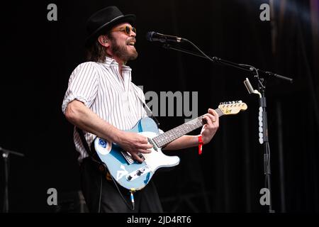 Oslo, Norwegen. 17.. Juni 2022. Die englische Rockband Supergrass spielt ein Live-Konzert während des norwegischen Musikfestivals Piknik i Parken 2022 in Oslo. Hier ist Sänger Gaz Coombes live auf der Bühne zu sehen. (Foto: Gonzales Photo/Alamy Live News Stockfoto