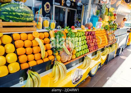 18. Mai 2022, Antalya, Turkiye: Saftbar und Obststand an der Stadtstraße in Form eines Retro-volkswagen-Busses Stockfoto