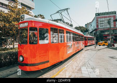 18. Mai 2022, Antalya, Turkiye: Rote Retro-Straßenbahn fährt auf den Straßen von Antalya. Transport und Sehenswürdigkeiten Stockfoto