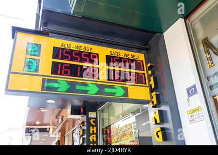 18. Mai 2022, Antalya, Turkiye: Beschilderung für den Geldwechsel der türkischen Lira mit Geldpreisen an der Stadtstraße Stockfoto