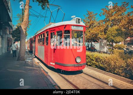 18. Mai 2022, Antalya, Turkiye: Rote Retro-Straßenbahn fährt auf den Straßen von Antalya. Transport und Sehenswürdigkeiten Stockfoto