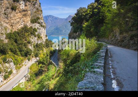 STRADA DELLA FORRA, schmale italienische Straße mit Tunnel in den Bergen, Gardasee, Italien Stockfoto