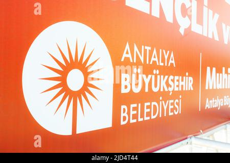 18. Mai 2022, Antalya, Turkiye: Beschriftung der Stadtverwaltung von Antalya auf einem Banner Stockfoto