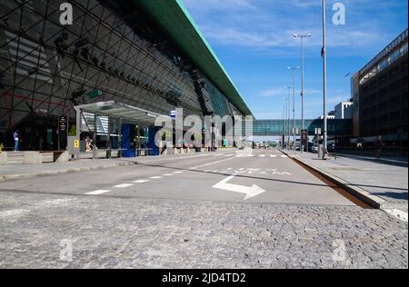 Johannes Paul II. Kraków Balice International Airport, einer der verkehrsreichsten Flughäfen in Polen. Moderne Glasfassade des Krakauer Passagierterminals und des Parkplatzes Stockfoto