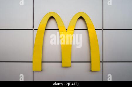 McDonald's Restaurant-Schild. Das Logo des Fast-Food-Unternehmens ist auf der Beschilderung angebracht. Stockfoto