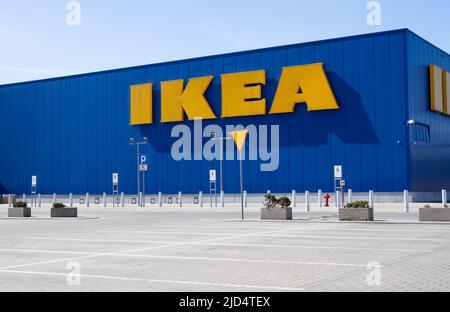 IKEA Store Kraków. Wohneinrichtung Einzelhandel. Außenansicht mit Markenlogo, schwedisches multinationales Firmenlogo in Krakau, Polen. Stockfoto