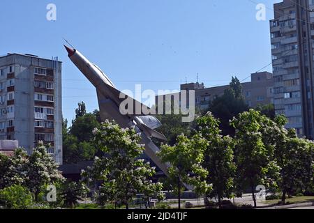 NOVOMOSKOVSK, UKRAINE - 17. JUNI 2022 - der 1985 auf dem zentralen Platz installierte Überschalljet-Kämpfer MiG-21 von Mikojan-Gurewitsch erinnert an den 29 Stockfoto