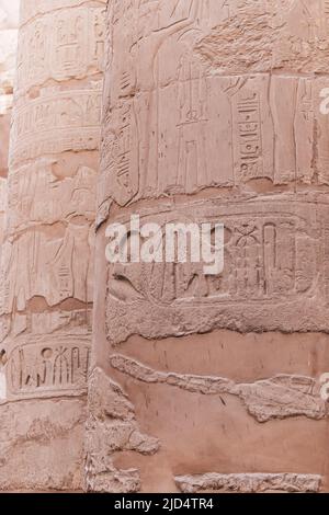 Echte altägyptische Hieroglyphen, die in einer Steinsäule am Karnak Tempel in Luxor Ägypten graviert sind Stockfoto