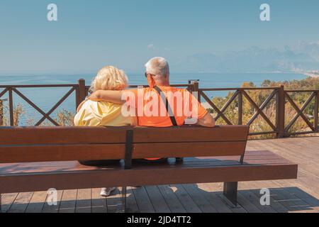 18. Mai 2022, Antalya, Türkei: Ein verliebtes Seniorenpaar umarmt und bewundern den Blick auf den berühmten Strand von Konyaalti von einem Aussichtspunkt aus Stockfoto