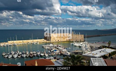 Heraklion Fort und Hafen an einem bewölkten Morgen von oben Stockfoto